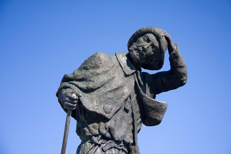 Escultura homenaje al peregrino en el alto de San Roque